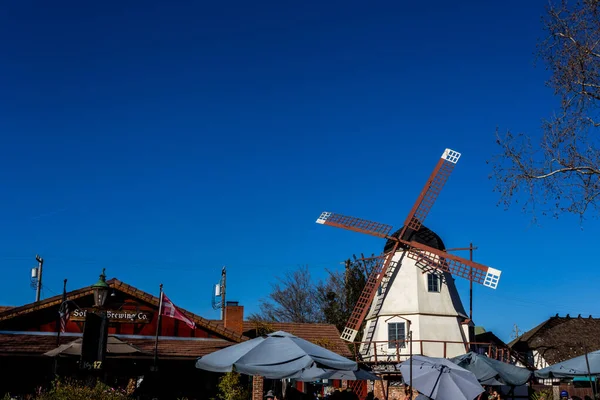 Παραδοσιακός Ολλανδικός Ανεμόμυλος Στο Χωριό — Φωτογραφία Αρχείου