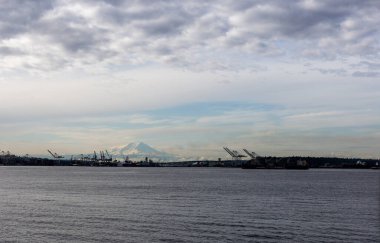 Denizdeki kargo gemisi..