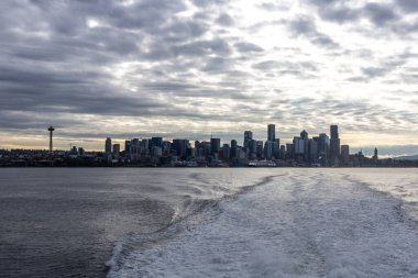 New York Şehri gökdelenleri ve Seattle 'ın mavi gökyüzü ile gökyüzü