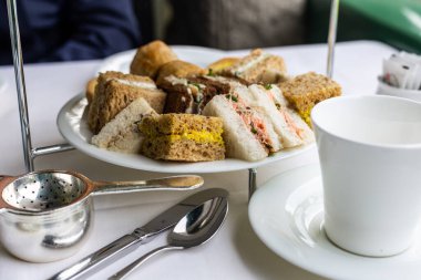 Bir fincan çayla kahvaltı ve kaşıkla tost.