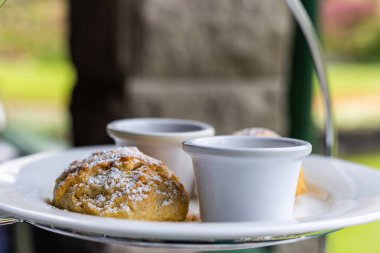 Bir fincan kahve ve ahşap masada bir pasta.