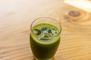 Buzlu bir fincanda yeşil bir çay.