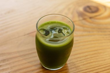 Buzlu bir fincanda yeşil bir çay.