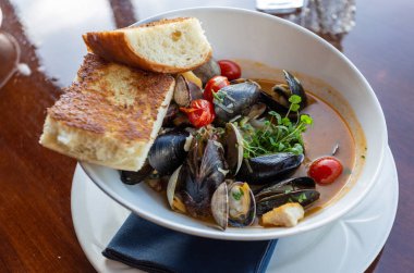 Sebzeli ve otlu deniz ürünleri midyeleri.