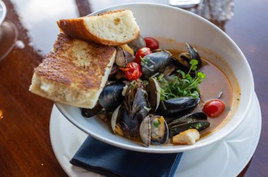 Sebze ve soslu ızgara balık.