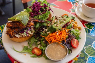 Sebzeli ve soslu leziz et.