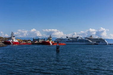 Kırmızı ve beyaz sahil güvenlik gemisi limanda.