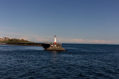 Deniz kıyısındaki deniz feneri