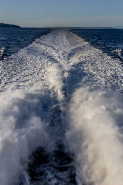 Deniz dalgaları ve mavi gökyüzü