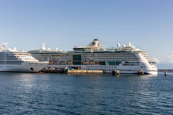 Stock image cruise ship in the sea