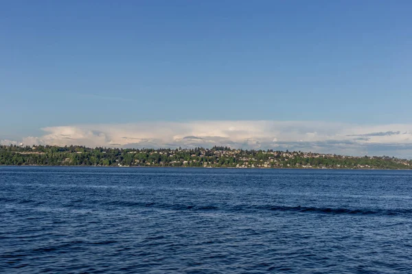 Şehirdeki Güzel Göl Manzarası — Stok fotoğraf