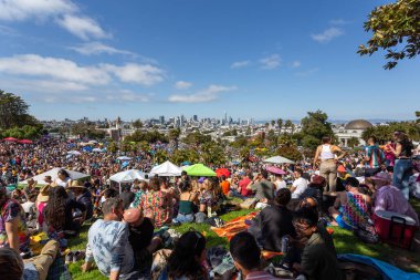 San Francisco, ca Haziran 2023: Gurur sırasında Dolores Park manzarası