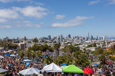 San Francisco, ca Haziran 2023: Gurur sırasında Dolores Park manzarası