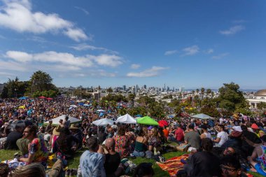 San Francisco, ca Haziran 2023: Gurur sırasında Dolores Park manzarası