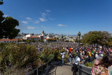 San Francisco, ca Haziran 2023: Gurur sırasında Dolores Park manzarası