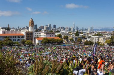 San Francisco, ca Haziran 2023: Gurur sırasında Dolores Park manzarası