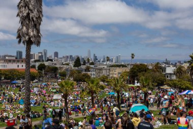 San Francisco, ca Haziran 2023: Gurur sırasında Dolores Park manzarası