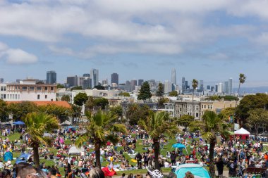 San Francisco, ca Haziran 2023: Gurur sırasında Dolores Park manzarası
