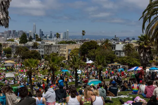 San Francisco, ca Haziran 2023: Gurur sırasında Dolores Park manzarası