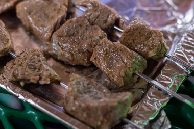 Bitki ve baharatlı kızarmış köfte.