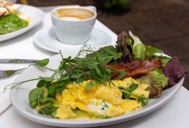Restorandaki masada kahvaltı.