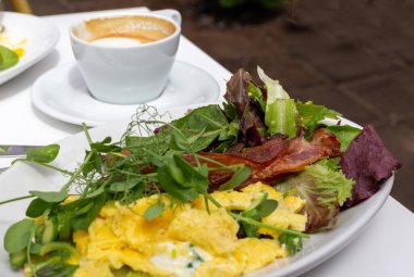 Yumurtalı ve salatalı kahvaltı.