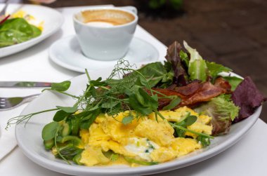 bir kafede Kahvaltı