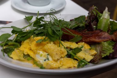 Yumurtalı ve pastırmalı salata, sağlıklı kahvaltı, yakın çekim.
