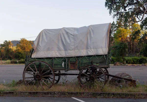 Ένα Παλιό Κάρο Στο Δρόμο Παλιά Άμαξα Του Αλόγου — Φωτογραφία Αρχείου