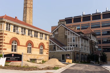 Wisconsin Üniversitesi, Wisconsin 'in en eski üniversitesi ve Wisconsin Üniversitesi' dir.