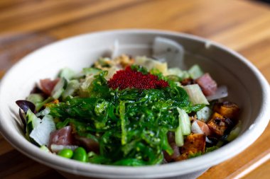 Tavuk ve sebzeli salata.