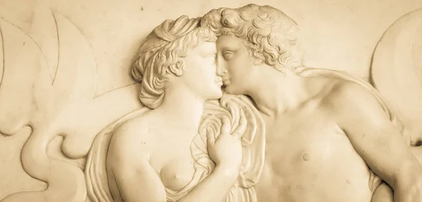 Díszítő Dombormű Egy Szökőkút Firenzében Olaszországban Ősi Szobor Csókolózó Párral — Stock Fotó