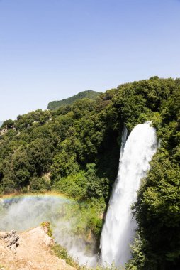 İtalya 'nın Umbria bölgesinde Marmore şelalesi. Ağaçlar ve kayalarla doğaya sıçrayan inanılmaz çağlayanlar..