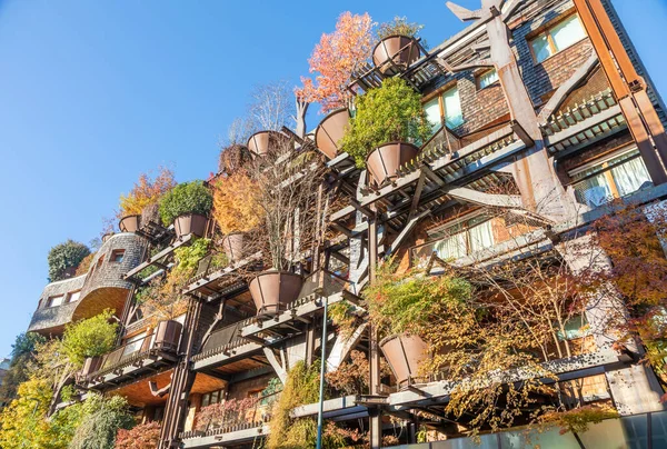 トリノ イタリア Circa 2021年11月 不動産緑の住宅ビル モダンなデザイン 植物や木材を統合した外観 このツリーハウススイートは25ベルデという名前です ロイヤリティフリーのストック写真