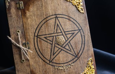 Eski kara büyü kitabı. Gizem, fantezi, karanlık kötülük kavramı