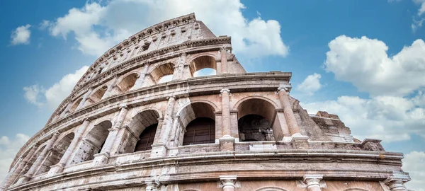 ローマ ローマ イタリアのコロッセオの詳細ページ コロシアムとも呼ばれ イタリアで最も有名な観光地です 背景に青空が広がる絶景 — ストック写真