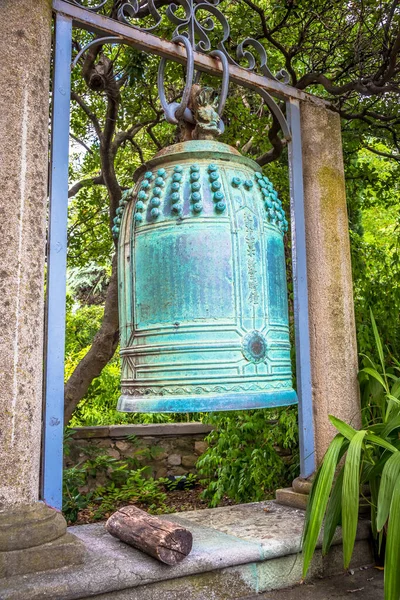 Ventimiglia Italy Circa August 2020 日本古老的钟位于汉姆伯雷花园 精美的青铜制作 它似乎来自日本中部一座被大火烧毁的佛寺 — 图库照片