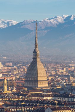 Torino, İtalya - Kasım 2021: Alpler ve Köstebek Antonelliana ile Panorama, Monte dei Cappuccini 'den Piedmont Bölgesi' nin simgesi Cappuccini Tepesi 'nin silüeti. Gün doğumu.