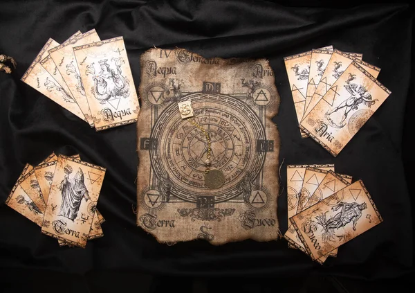 古代深奥的巫术背景 神秘主义和异教的古老符号 带有神秘的符文和字母表 — 图库照片