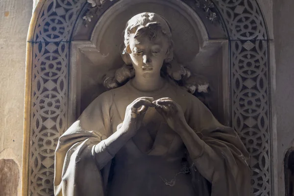 热那亚 意大利 2020年6月 1800年开始的古老雕像 由大理石制成 位于意大利一个基督教天主教堂墓地 — 图库照片