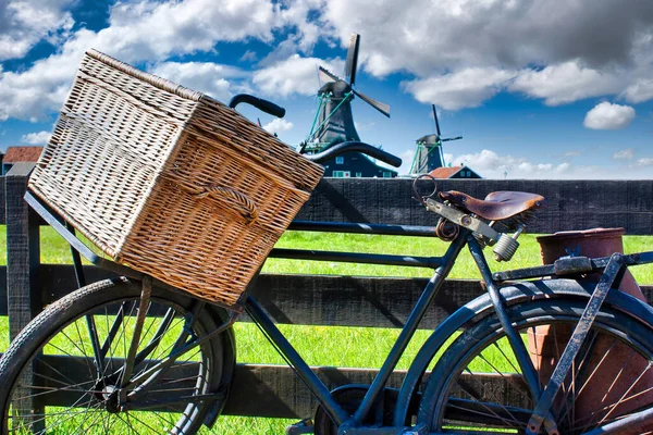 Yel Değirmeni Mavi Gökyüzü Arka Planlı Bisiklet Hollanda Amsterdam Yakın — Stok fotoğraf