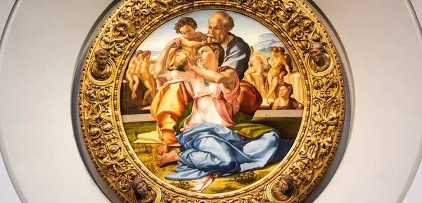フィレンツェ イタリア Circa 2021年8月 聖ヨハネ洗礼者聖家族 トンドという名前 ミケランジェロ ブオンアルティ 1507年 — ストック写真