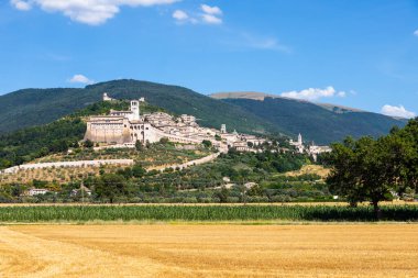 İtalya 'nın Umbria bölgesindeki Assisi köyü. Kasaba en önemli İtalyan Aziz Francis Bazilikası (Basilica di San Francesco) ile ünlüdür.)