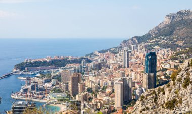 Monte Carlo - Ağustos 2022: şehrin panoramik manzarası. Monako limanı ve ufuk çizgisi.