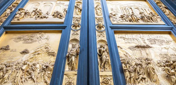 弗洛伦斯天堂之门 弗洛伦斯浸信会 Battistero San Giovanni 的大门 位于圣玛莉亚 德尔菲奥雷主教座堂前面 — 图库照片