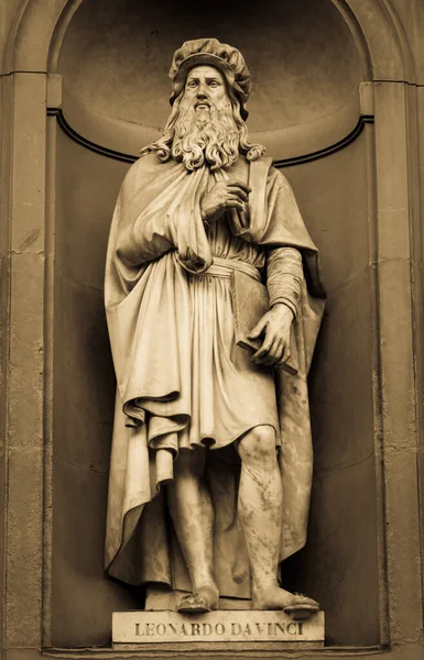 Leonardo Vinci Άγαλμα Της Ιδιοφυΐας Που Βρίσκεται Μπροστά Από Uffizi — Φωτογραφία Αρχείου