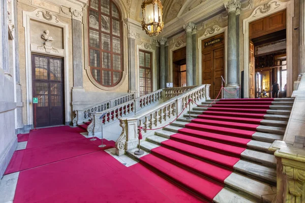 Turín Italia Circa Agosto 2021 Escalera Mármol Palacio Histórico Con — Foto de Stock