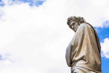 Floransa 'daki Dante Alighieri heykeli, Toskana bölgesi, İtalya, inanılmaz mavi bir arka planı var..