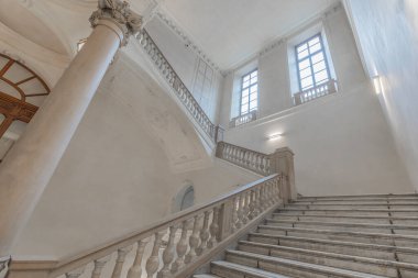 TURIN, İtalya - CIRCA MAYIS 2021: antik bir İtalyan sarayında mermerden yapılmış lüks merdiven