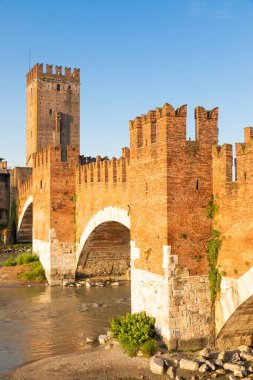 Verona, İtalya. Adige nehri üzerindeki Castelvecchio köprüsü. Şatonun eski manzarası gün doğumunda